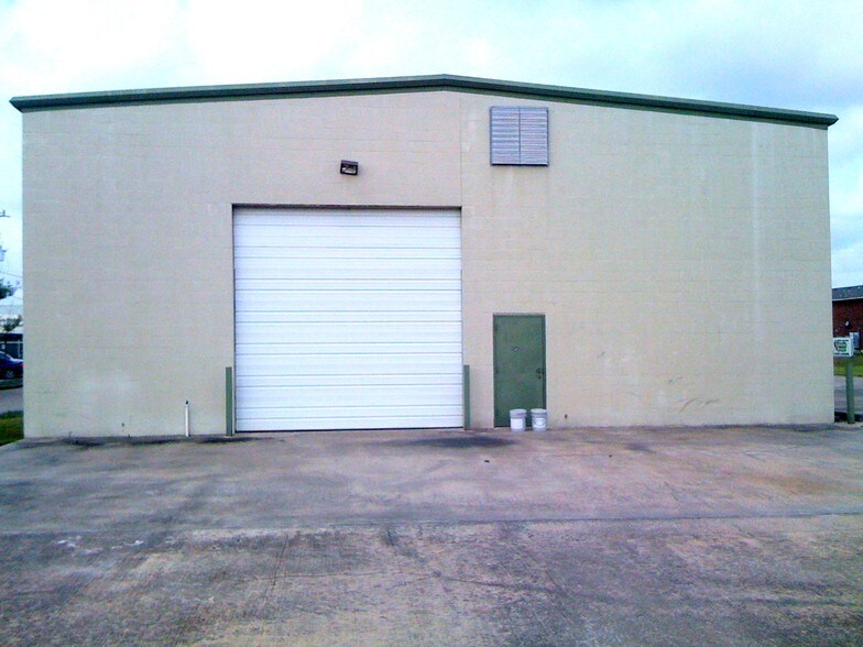 More Photos Of 1561 Live Oak St, Webster Warehouse For Lease