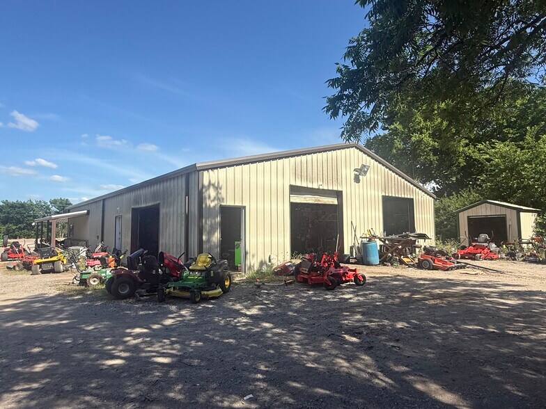 More Photos Of 1521 N State Highway 121, Bonham Freestanding For Sale