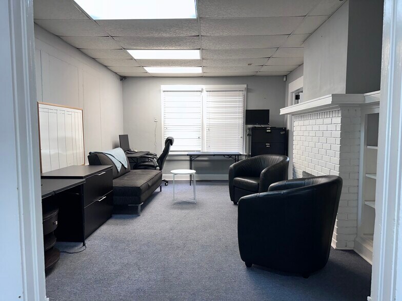 More Photos Of 981 Martin Luther King Jr Dr, Atlanta Office Residential For Lease