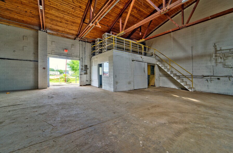 More Photos Of 110 McCauley Dr, Timberville Warehouse For Sale