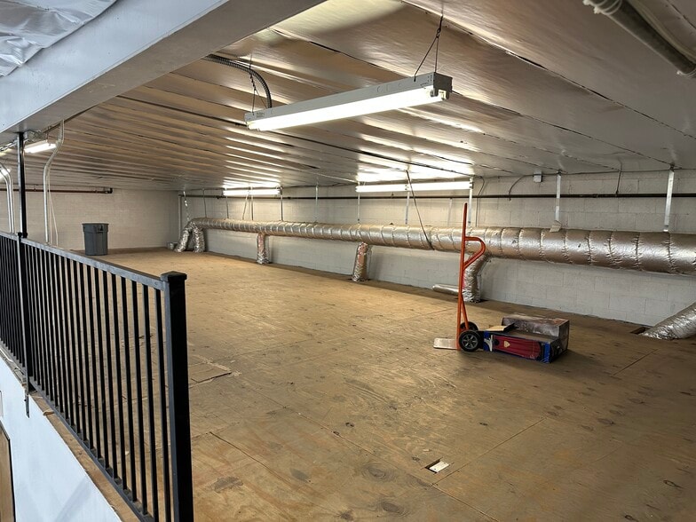 More Photos Of 20821 Dearborn St, Chatsworth Warehouse For Lease