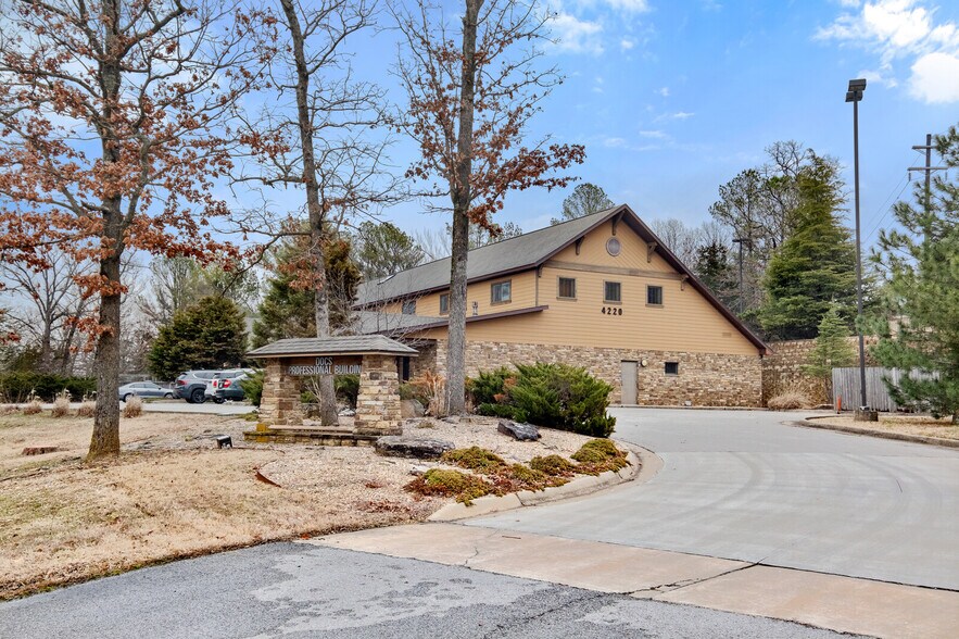 More Photos Of 4220 N Crossover Rd, Fayetteville Medical For Lease
