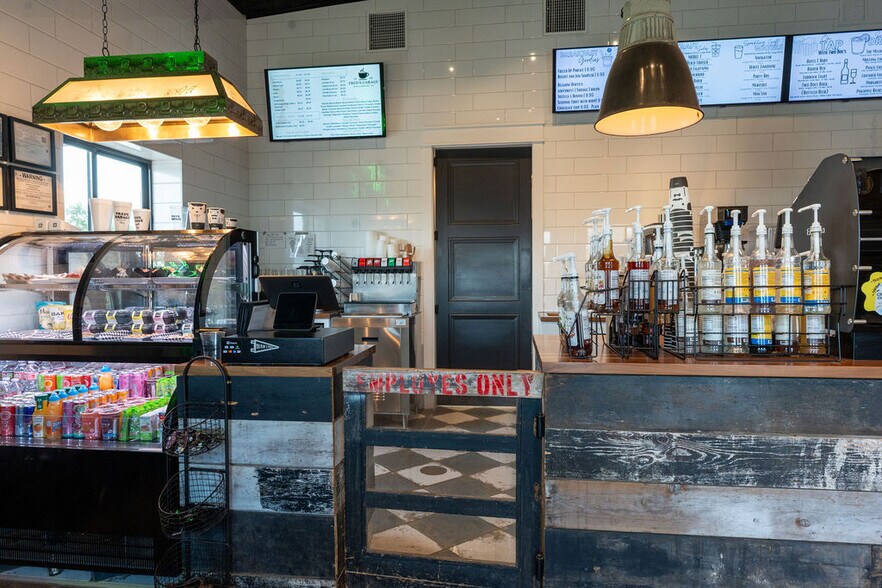 More Photos Of 609 Avenue H, Shallowater Auto Repair For Lease