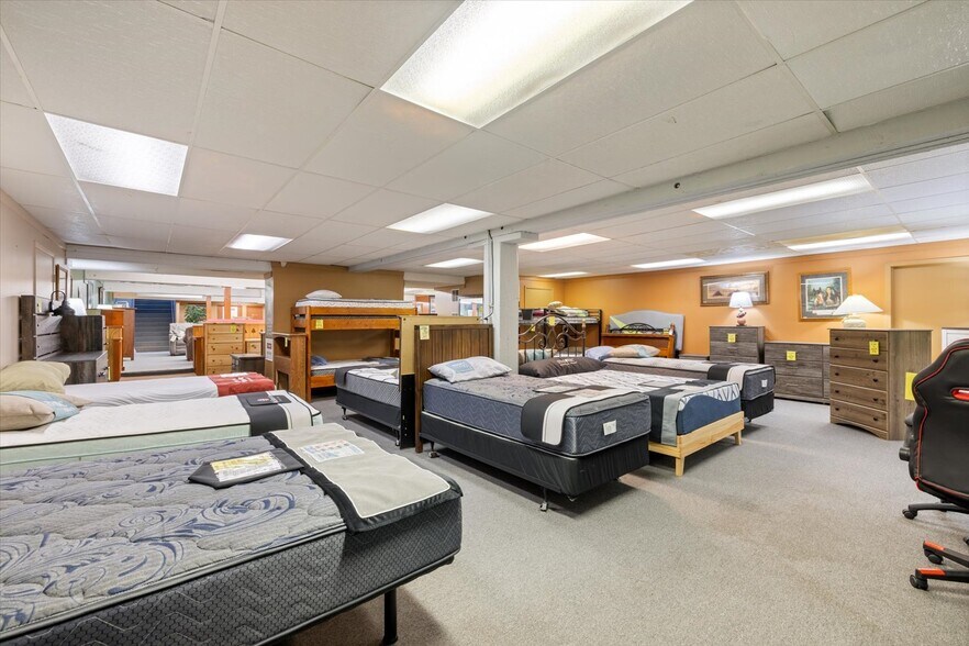 More Photos Of 816 NW 4th St, Grand Rapids General Retail For Sale