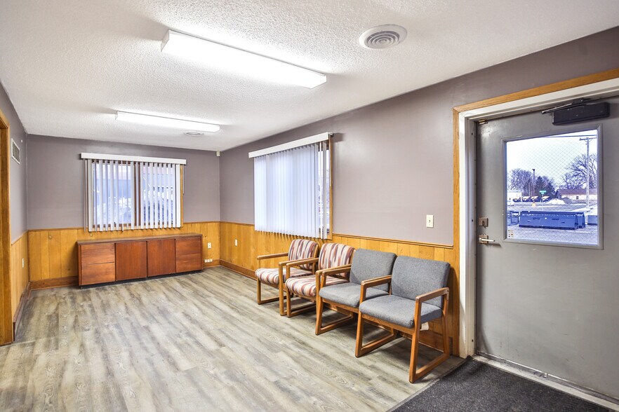 More Photos Of 316 S Highway Ave, Blooming Prairie Light Manufacturing For Sale