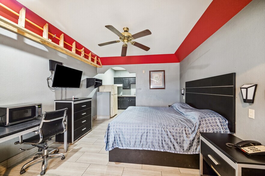 More Photos Of 9232 N Highway 146, Mont Belvieu Hotel For Sale
