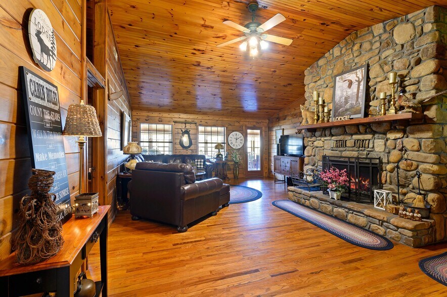 More Photos Of 68438 Eagle Creek Dr, Smithville Hotel For Sale