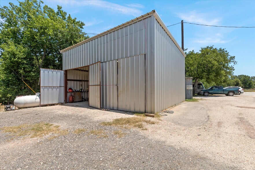 More Photos Of 725 Holmes Dr, Granbury Auto Repair For Sale