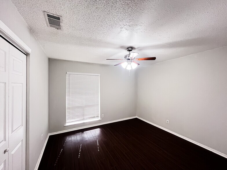 More Photos Of 800 Pine St, Hearne Apartments For Sale