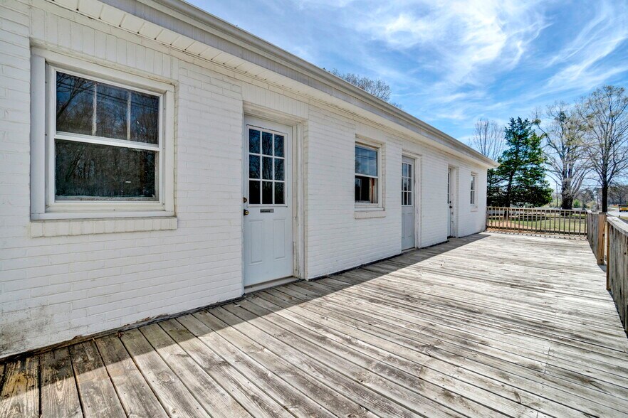 More Photos Of 12117 Highway 221, Woodruff Office For Sale