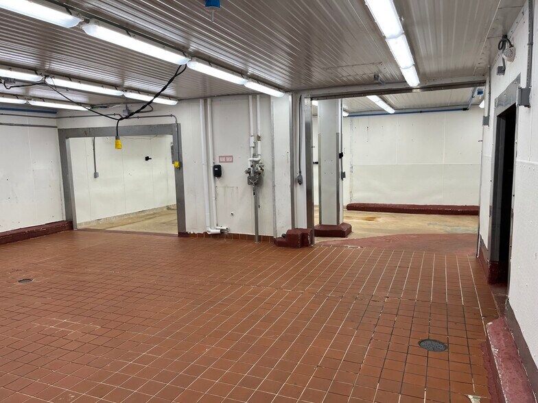 More Photos Of 30 Illinois Ave, Cincinnati Warehouse For Lease