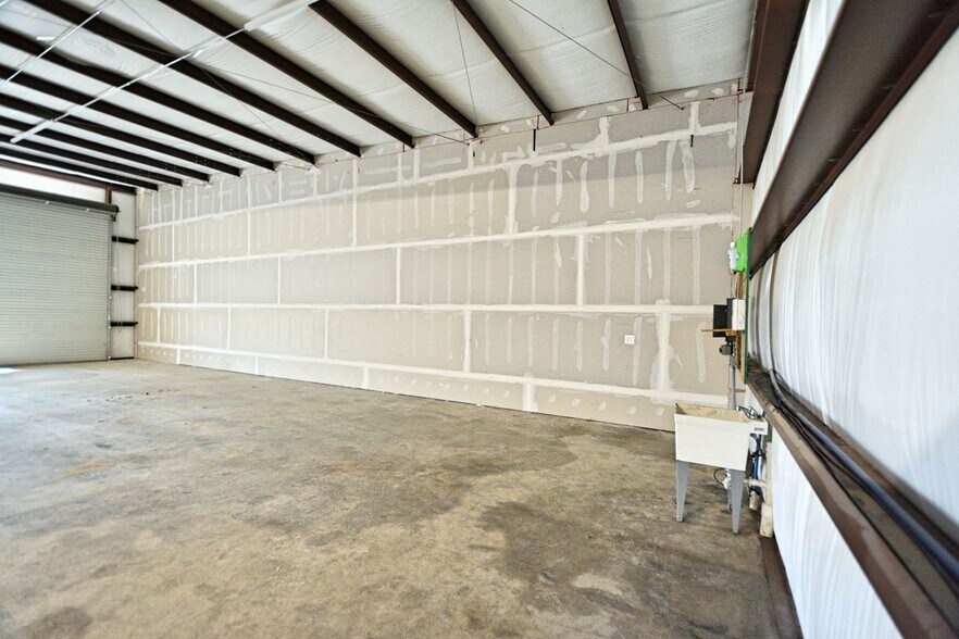 More Photos Of 120 E Zipp Rd, New Braunfels General Retail For Sale