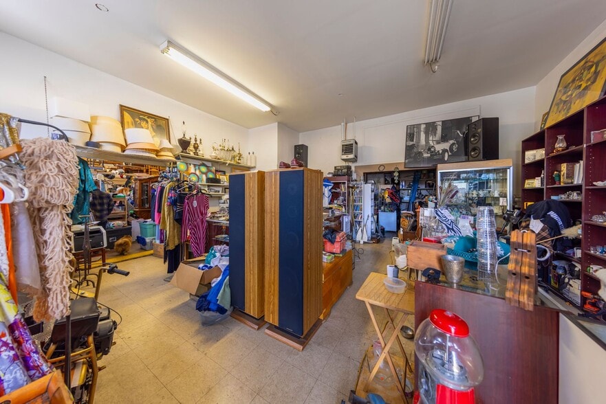 More Photos Of 690 N Ventura Ave, Oak View General Retail For Sale
