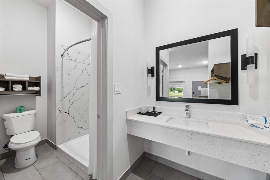 More Photos Of 6424 Queenston Blvd, Houston Hotel For Sale
