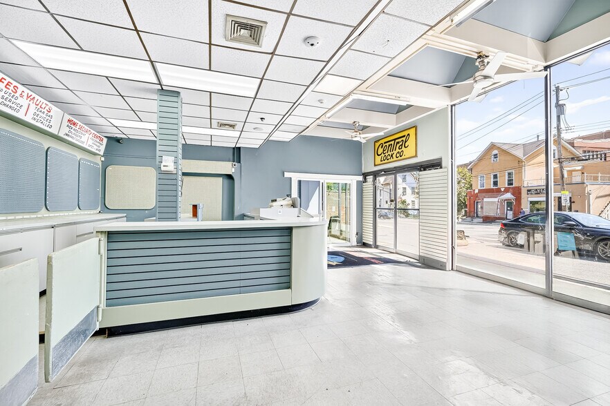 More Photos Of 22 W Lincoln Ave, Mount Vernon Freestanding For Lease