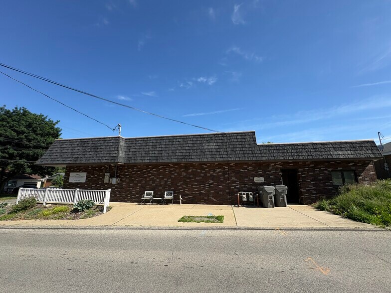 More Photos Of 773 Pershing St, Ellwood City Office For Sale