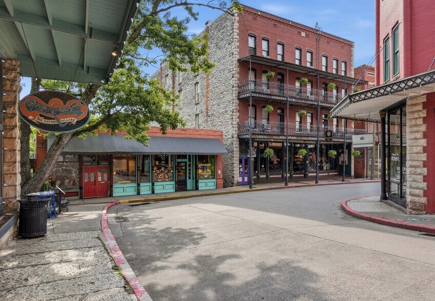 Primary Photo Of 65 Spring St, Eureka Springs General Retail For Sale