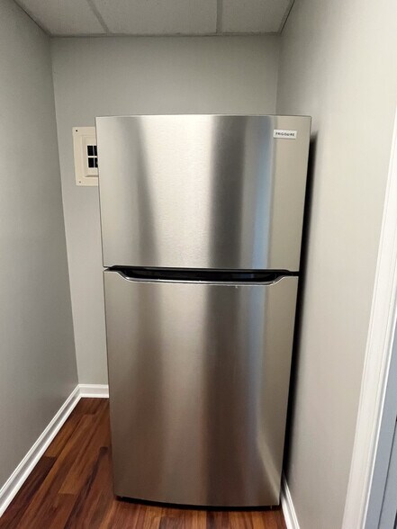 More Photos Of 609 Dutchmans Ln, Easton Office For Sale