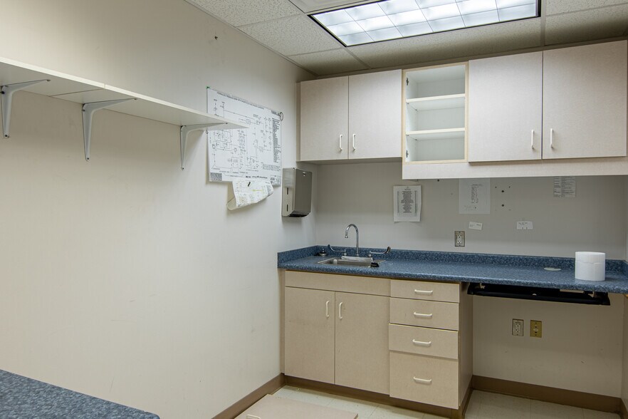 More Photos Of 201 W 5th St, Bonham Medical For Lease