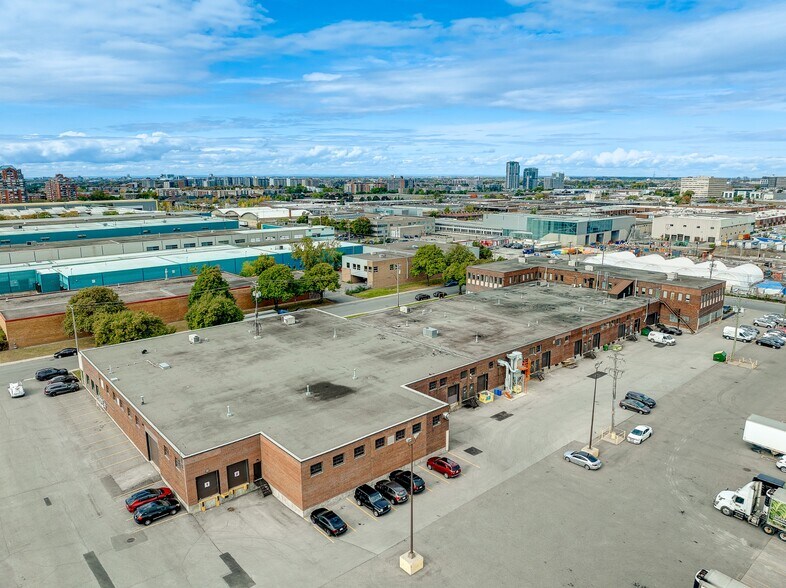 More Photos Of 500-600 Rue Hodge, Montréal Warehouse For Lease