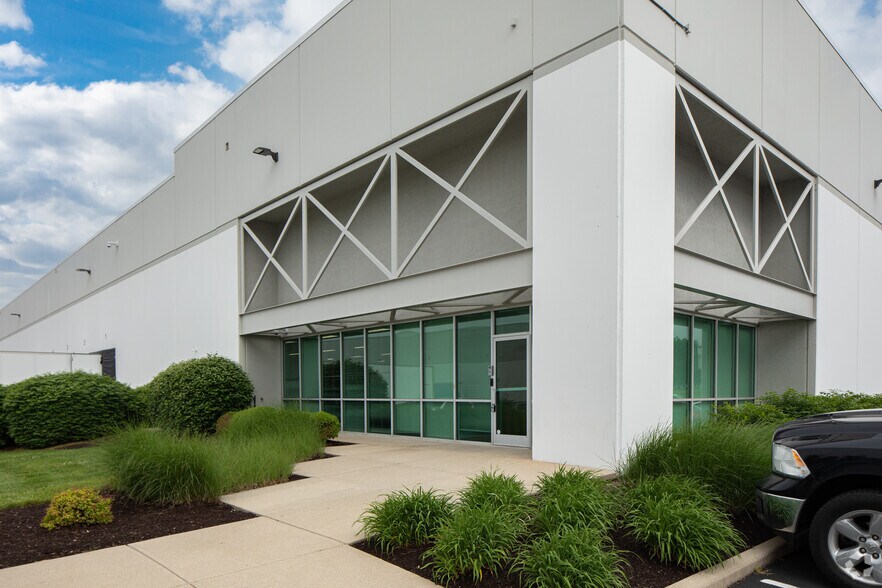 More Photos Of 1135-1147 Aviation Blvd, Hebron Warehouse For Lease