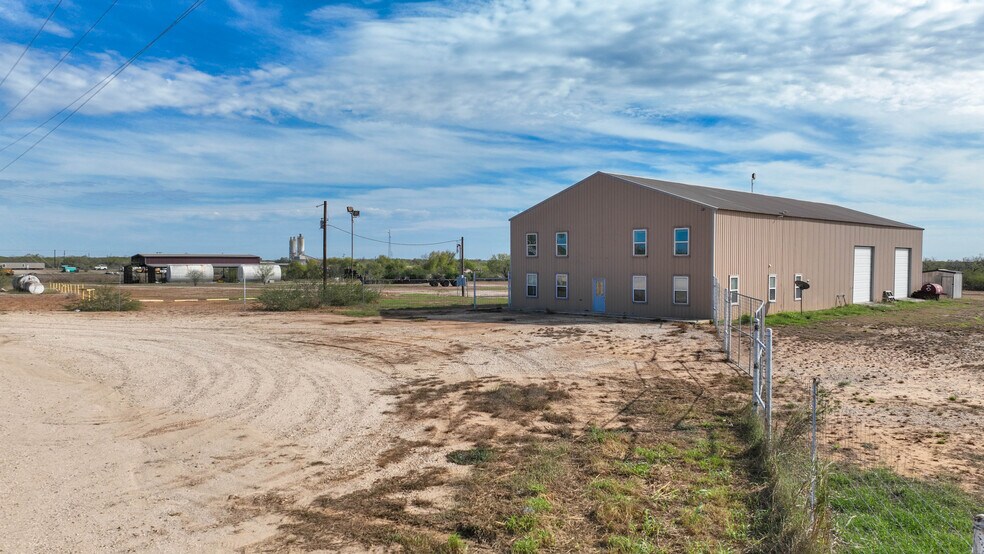 More Photos Of 193 Welco Ln, Jourdanton Warehouse For Sale