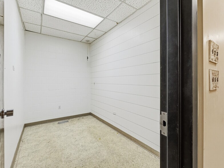More Photos Of 1212 Air Depot, Midwest City Office For Lease