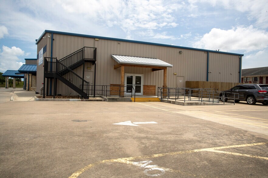 More Photos Of 25000 US 59 Rd, El Campo Flex For Sale