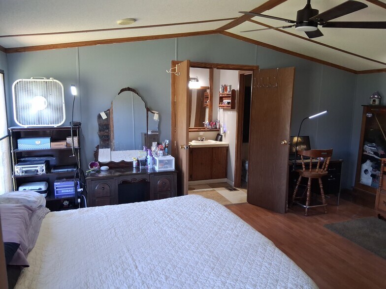 More Photos Of 8719 Pearson Rd, Ore City Warehouse For Sale