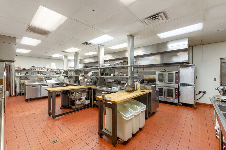 More Photos Of 2400 N Town Center Dr, Washington Restaurant For Sale