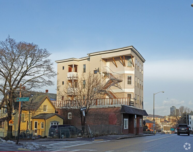 More Photos Of 50 Vernon St, Worcester Apartments For Lease