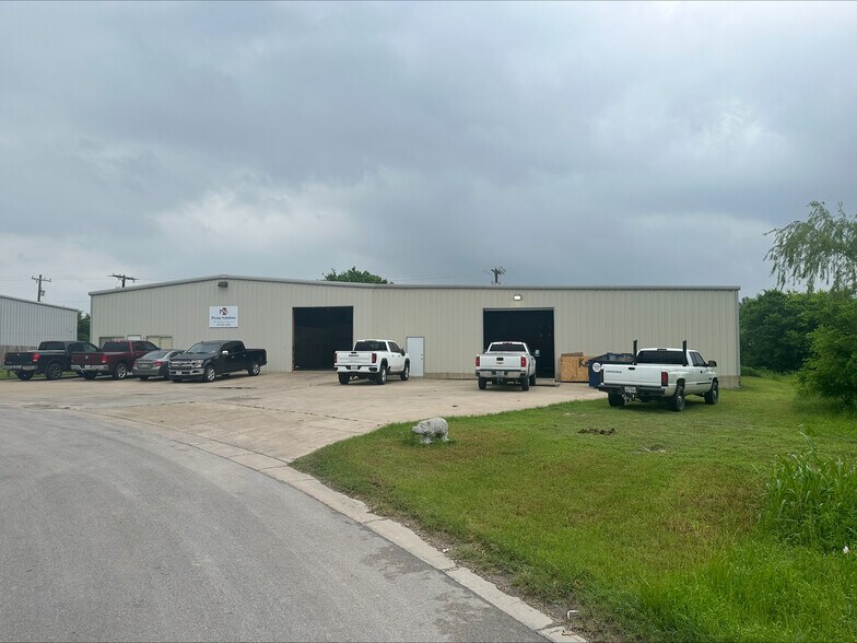 Primary Photo Of 806 Tradesmens Park Loop, Hutto Warehouse For Sale