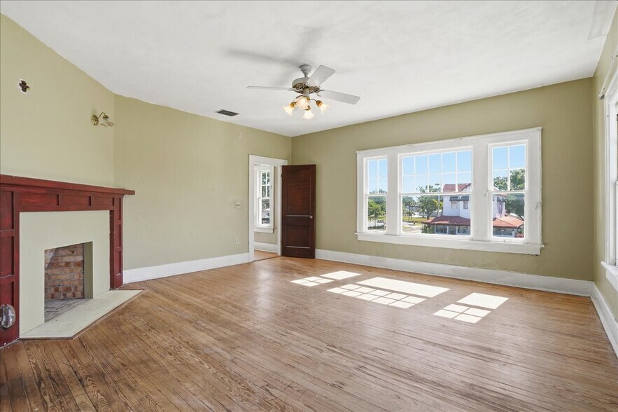 More Photos Of 337 8th Ave W, Palmetto Restaurant For Sale
