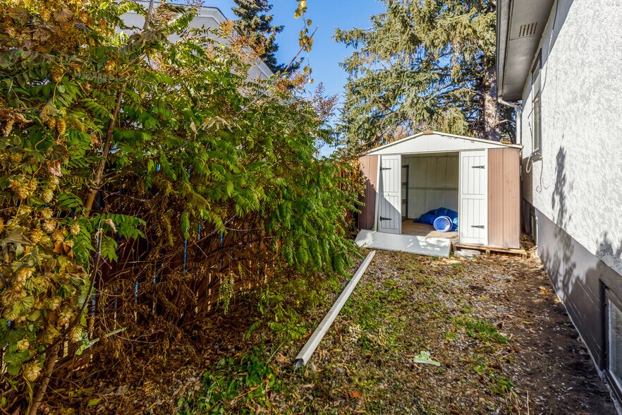 More Photos Of 1507 20 Av NW, Calgary Freestanding For Sale