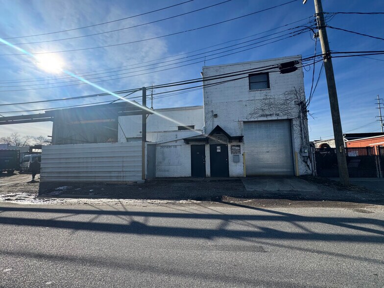 More Photos Of 115-117 S 13th St, Lindenhurst Warehouse For Lease