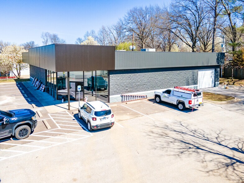 More Photos Of 310 N Walton Blvd, Bentonville Storefront Retail Office For Lease