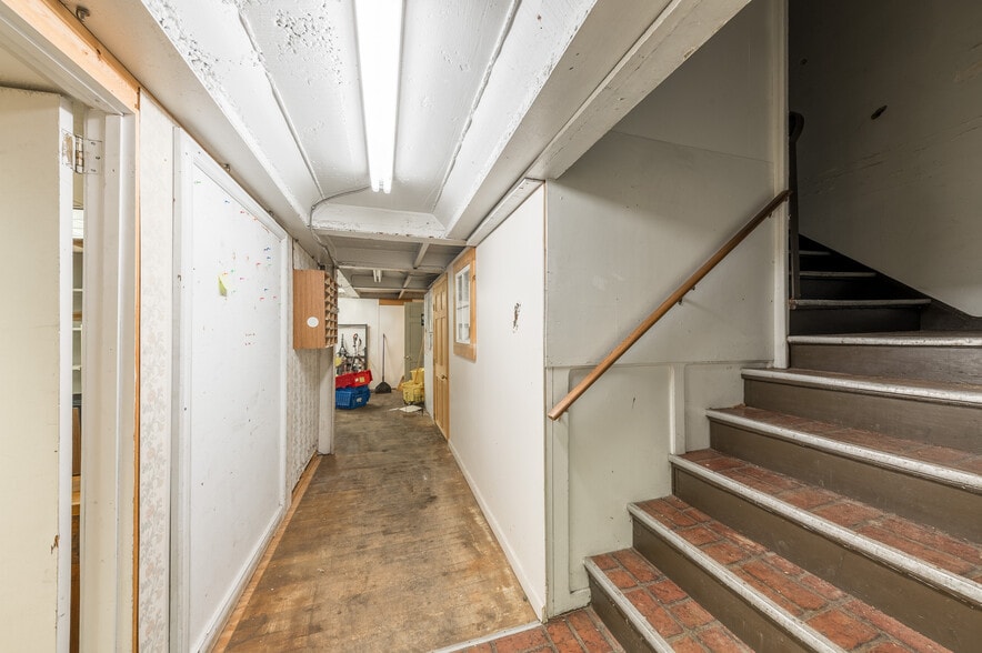 More Photos Of 303-305 Merchant St, Fairmont Showroom For Sale