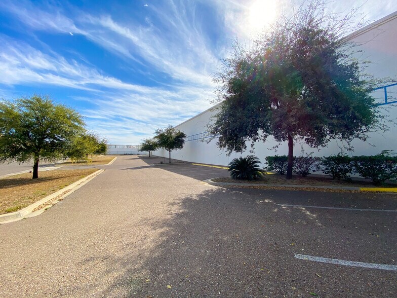 More Photos Of 801 Hallmark Dr, Laredo Warehouse For Lease
