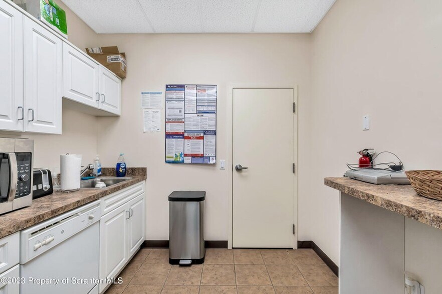 More Photos Of 7 Oakwood Dr, Scranton Storefront Retail Office For Sale
