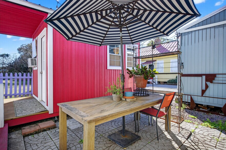 More Photos Of 11 E 41st St, Savannah Storefront Retail Residential For Sale