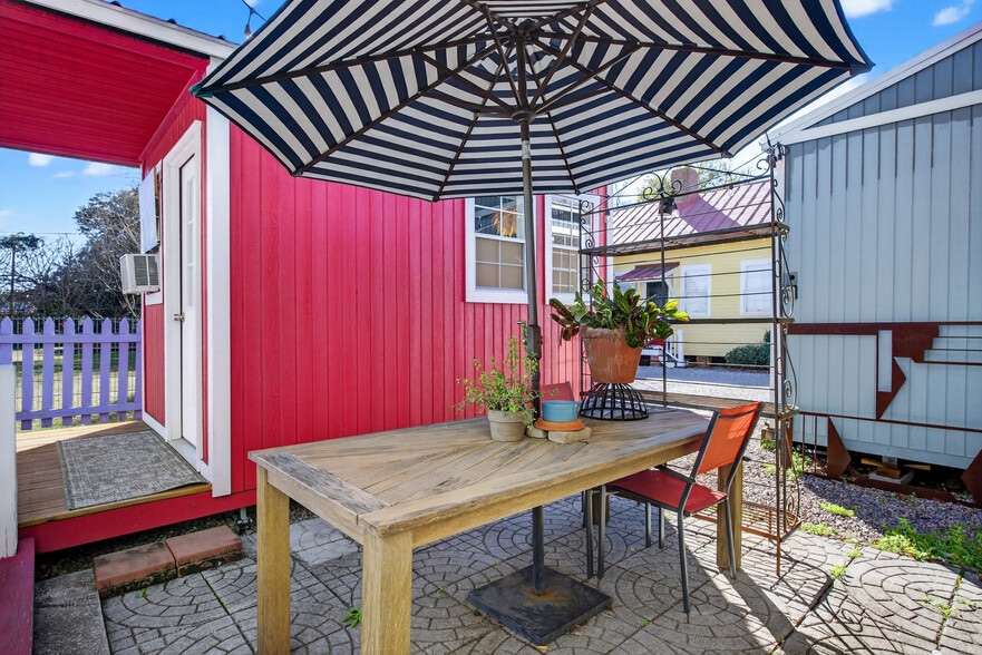 More Photos Of 11 E 41st St, Savannah Storefront Retail Residential For Sale