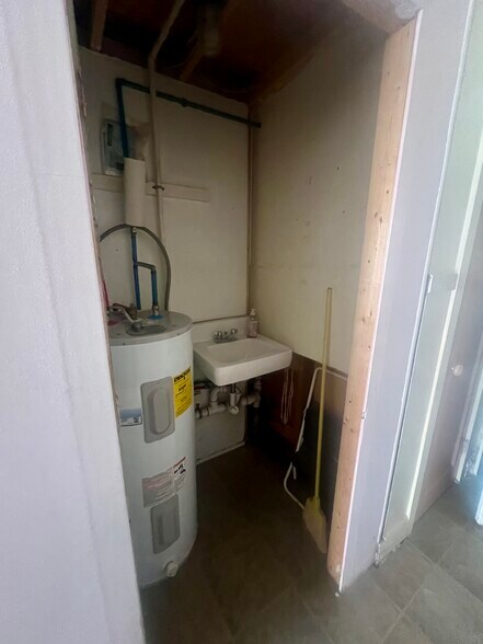 More Photos Of 51 Bridge St, Amsterdam Storefront Retail Residential For Lease