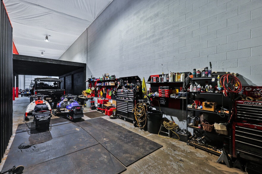 More Photos Of 7168 N Government Way, Dalton Gardens Warehouse For Lease