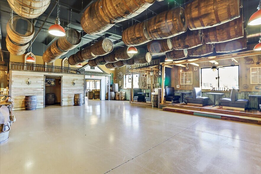 More Photos Of 15 Jackson Cir, Florence Restaurant For Sale