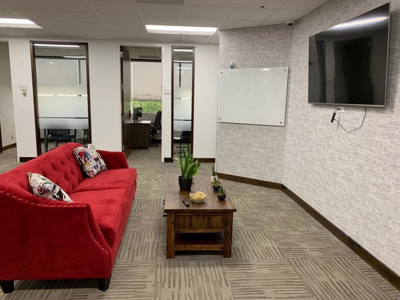 More Photos Of 1900 Glades Rd, Boca Raton Office For Lease