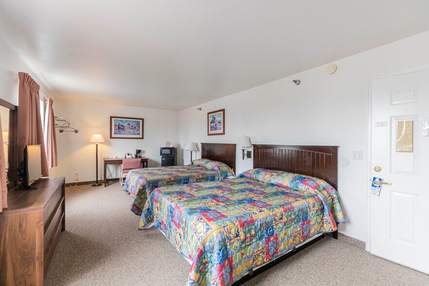More Photos Of 605 4th Ave, Fort Garland Hotel For Sale