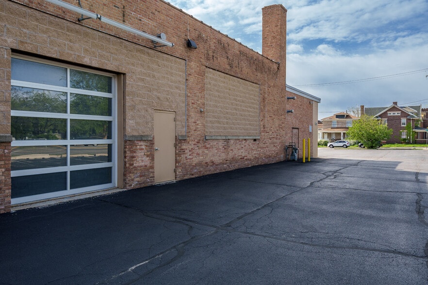 More Photos Of 208-210 Kishwaukee St, Rockford Light Distribution For Sale