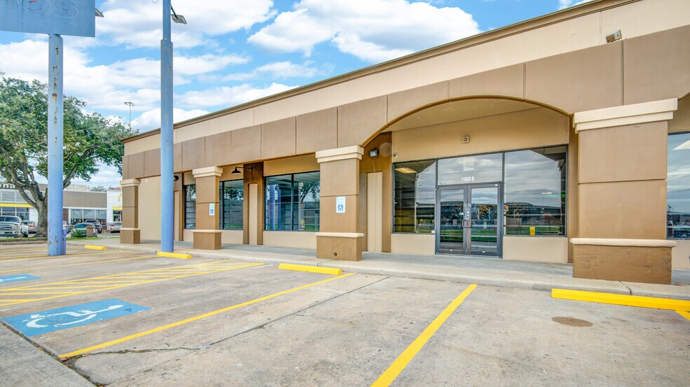 More Photos Of 11657 Gulf Fwy, Houston Unknown For Lease