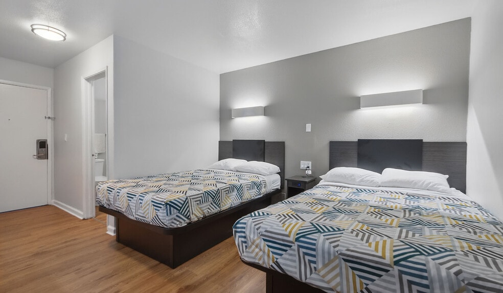 More Photos Of 1600 N Main St, Normal Hotel For Sale