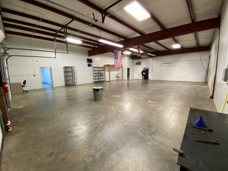 More Photos Of 6610 Denver Industrial Park Rd, Denver Warehouse For Lease